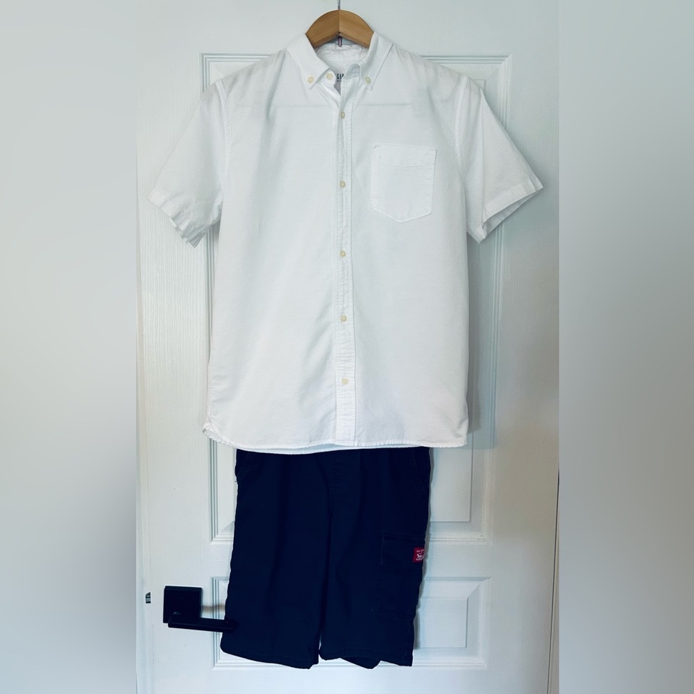 GAP Short sleeve white button down / Navy Levi’s cargo shorts